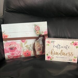 NWOT Glass Floral Charcuterie Board, Knife & Sign